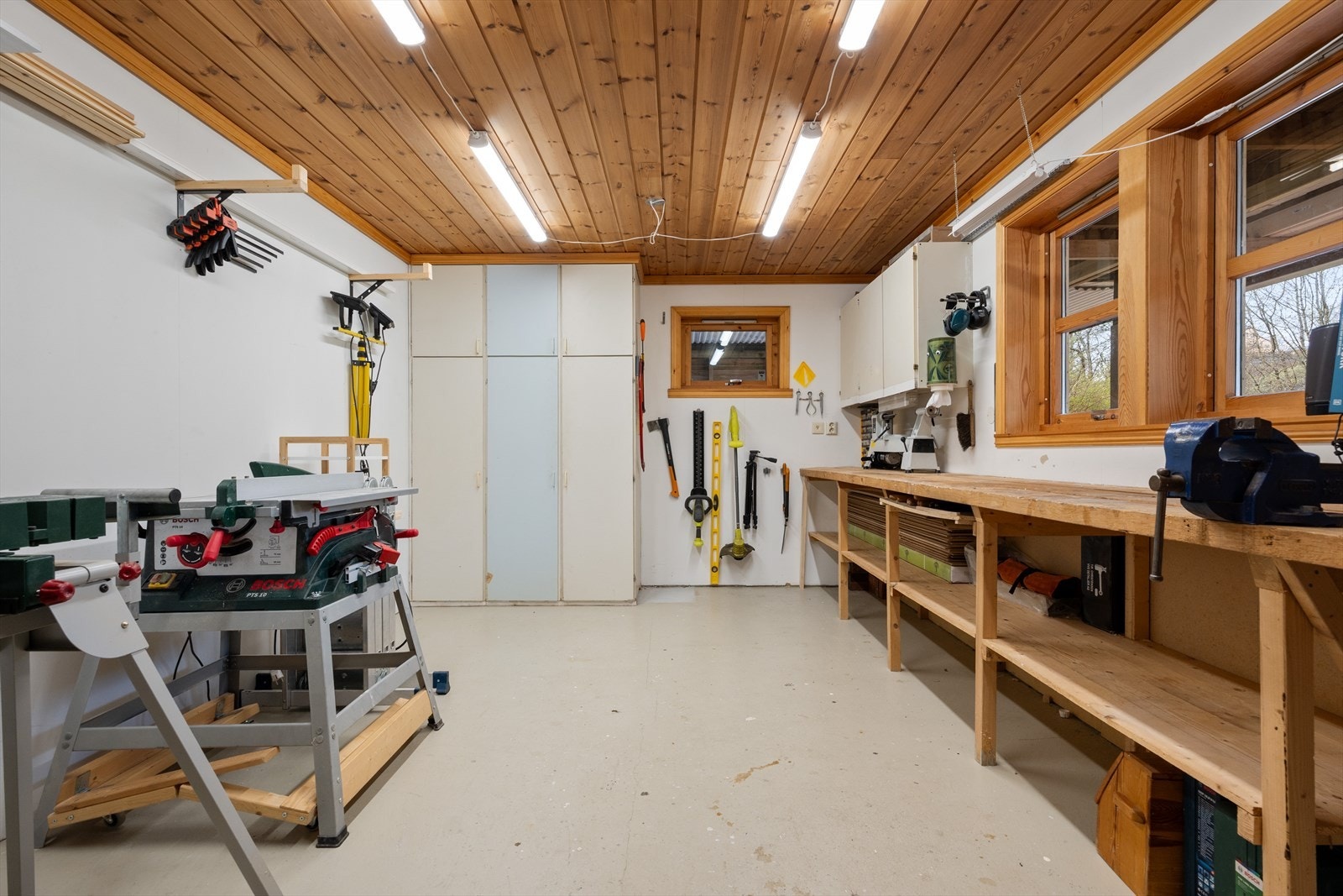 Hobbyrommet er innredet som verksted og måler 17,4 m². Galleribilde