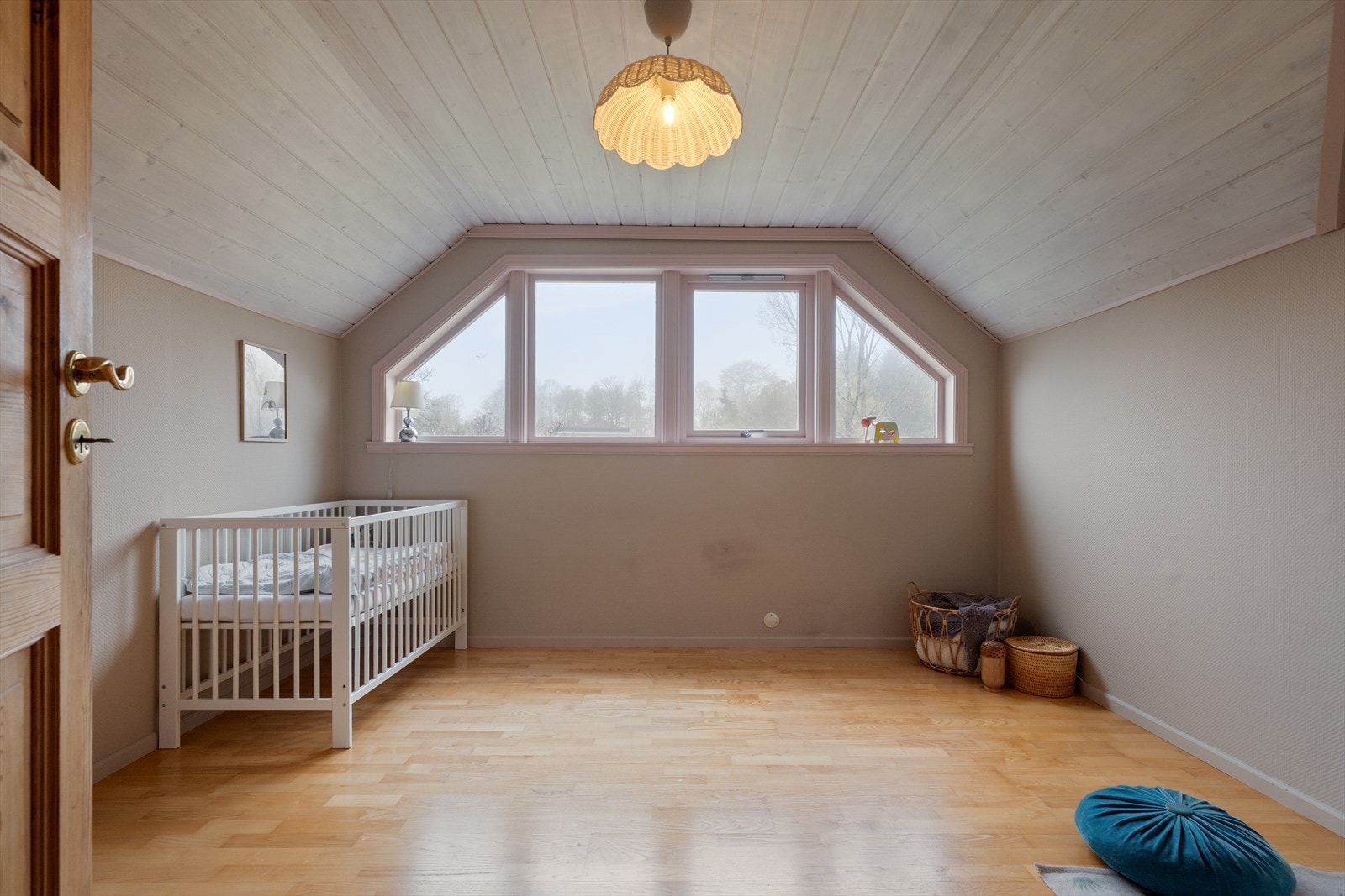 Det andre soverommet måler 12,4 m² og er også svært romslig med plass til stor dobbeltseng, garderobeinnredning mm. Galleribilde