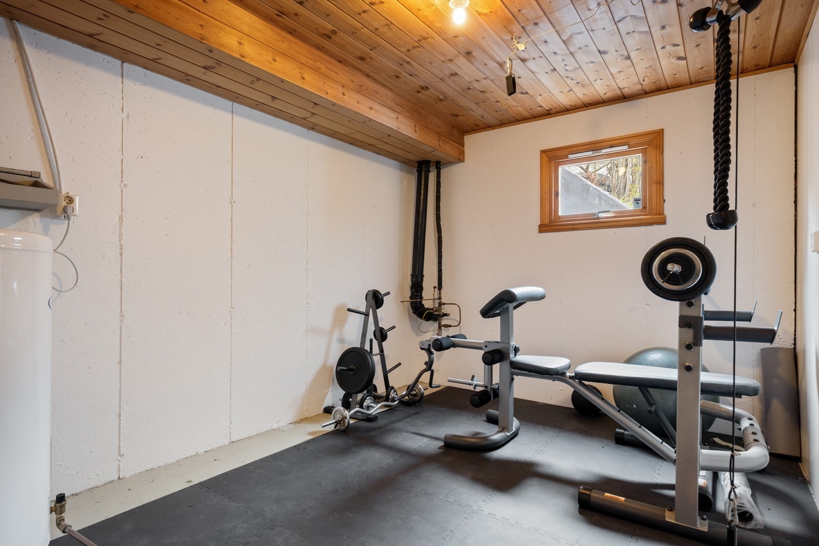Stort bodareal i underetasjen gir deg mange muligheter - eks. et treningsrom? Galleribilde