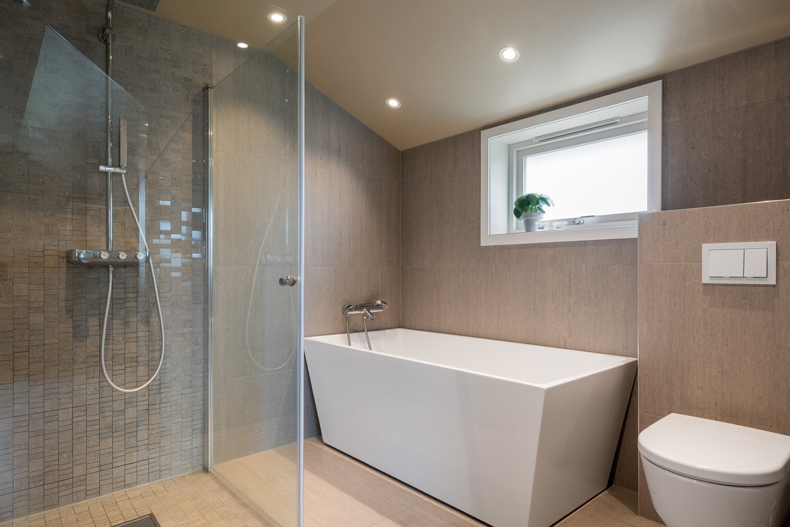 Badet er oppgradert i 2021 av Straume våtrom. I dag måler badet hele 12,2 m². Galleribilde