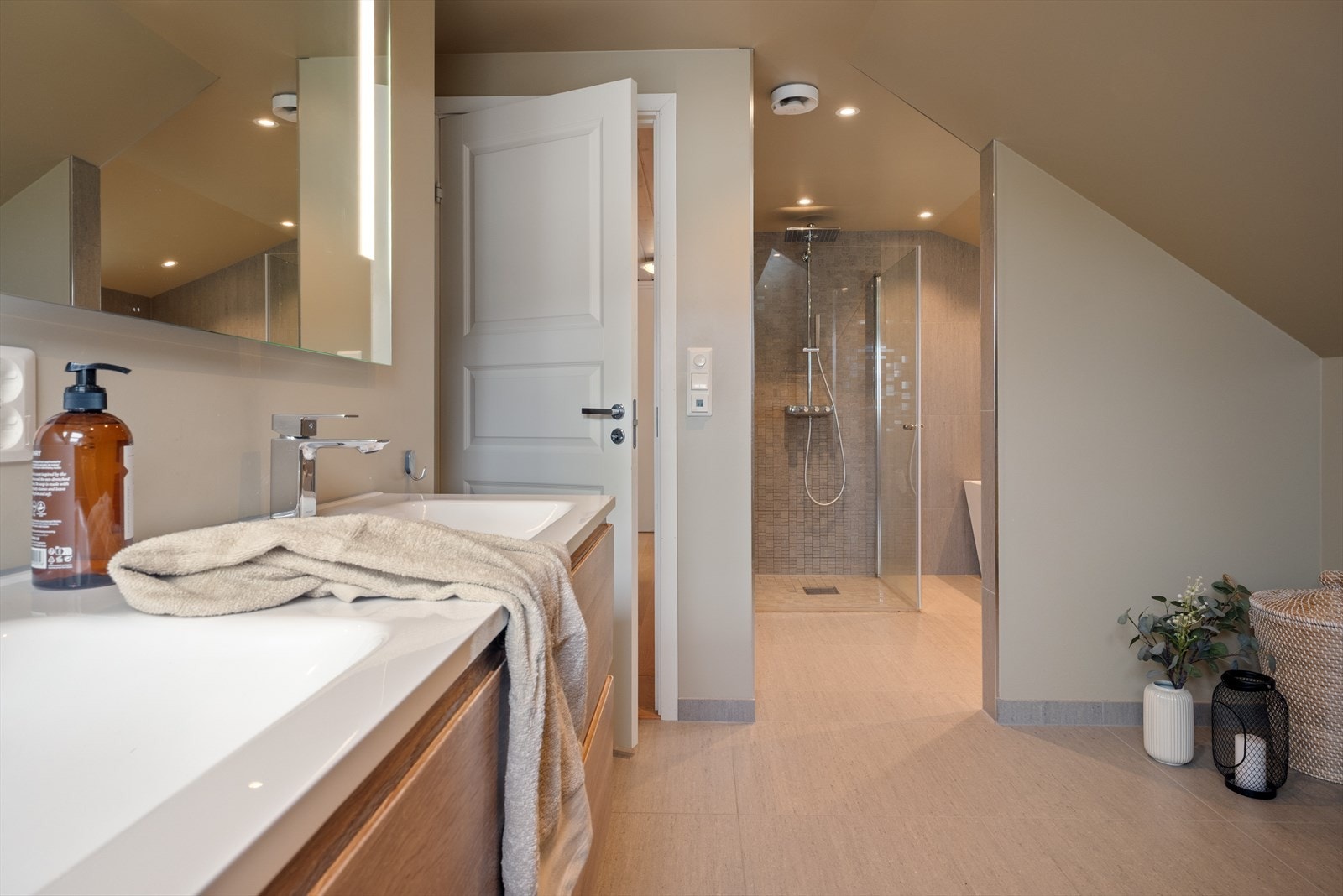 Loftsetasjen består av tre soverom og et stort hovedbad. Badet er i 2021 utvidet med det som opprinnelig var det fjerde soverommet. Galleribilde
