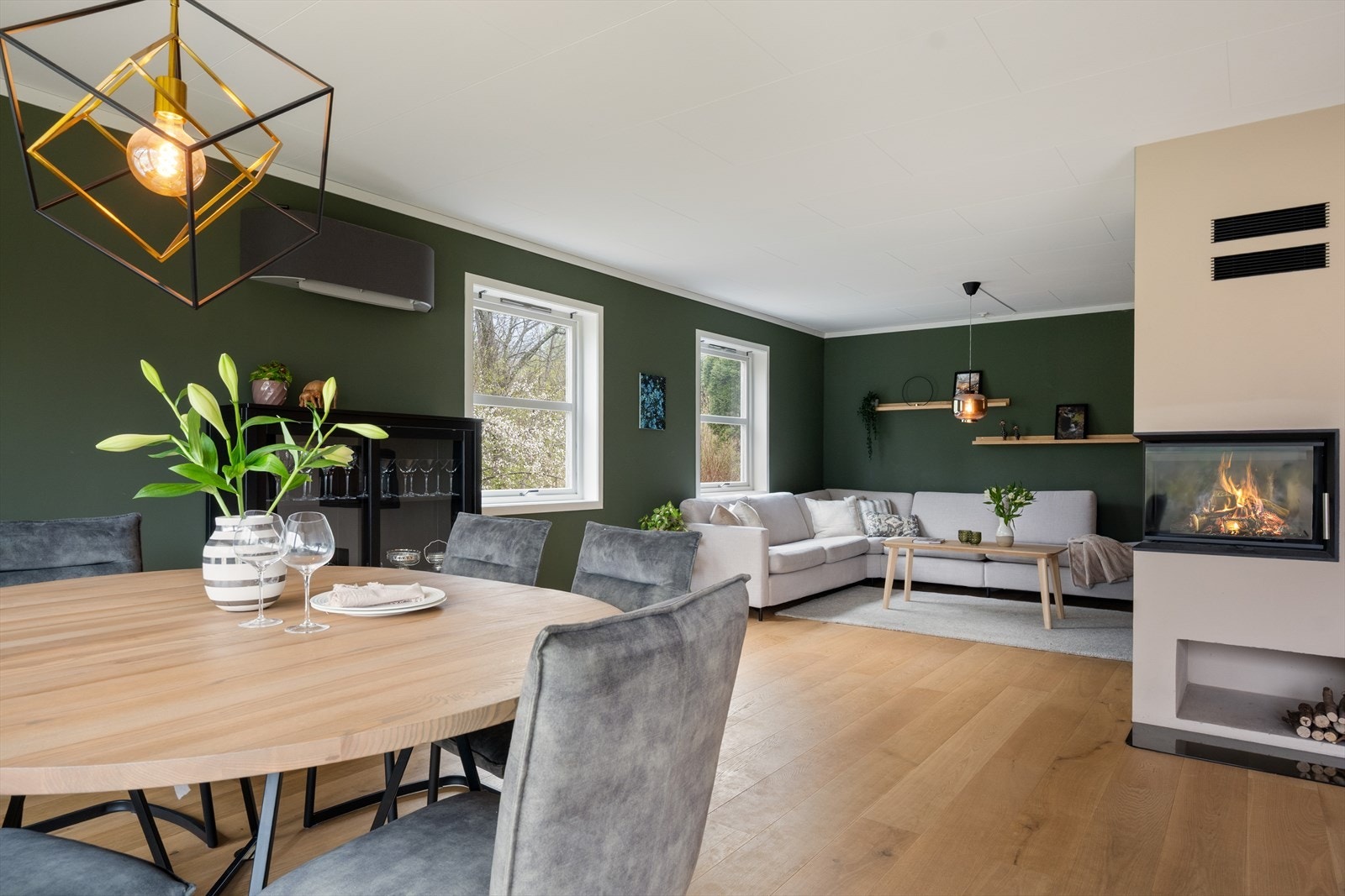 Huset har en god planløsning med stue, kjøkken og gjestetoalett i hovedetasjen du kommer inn i. Galleribilde