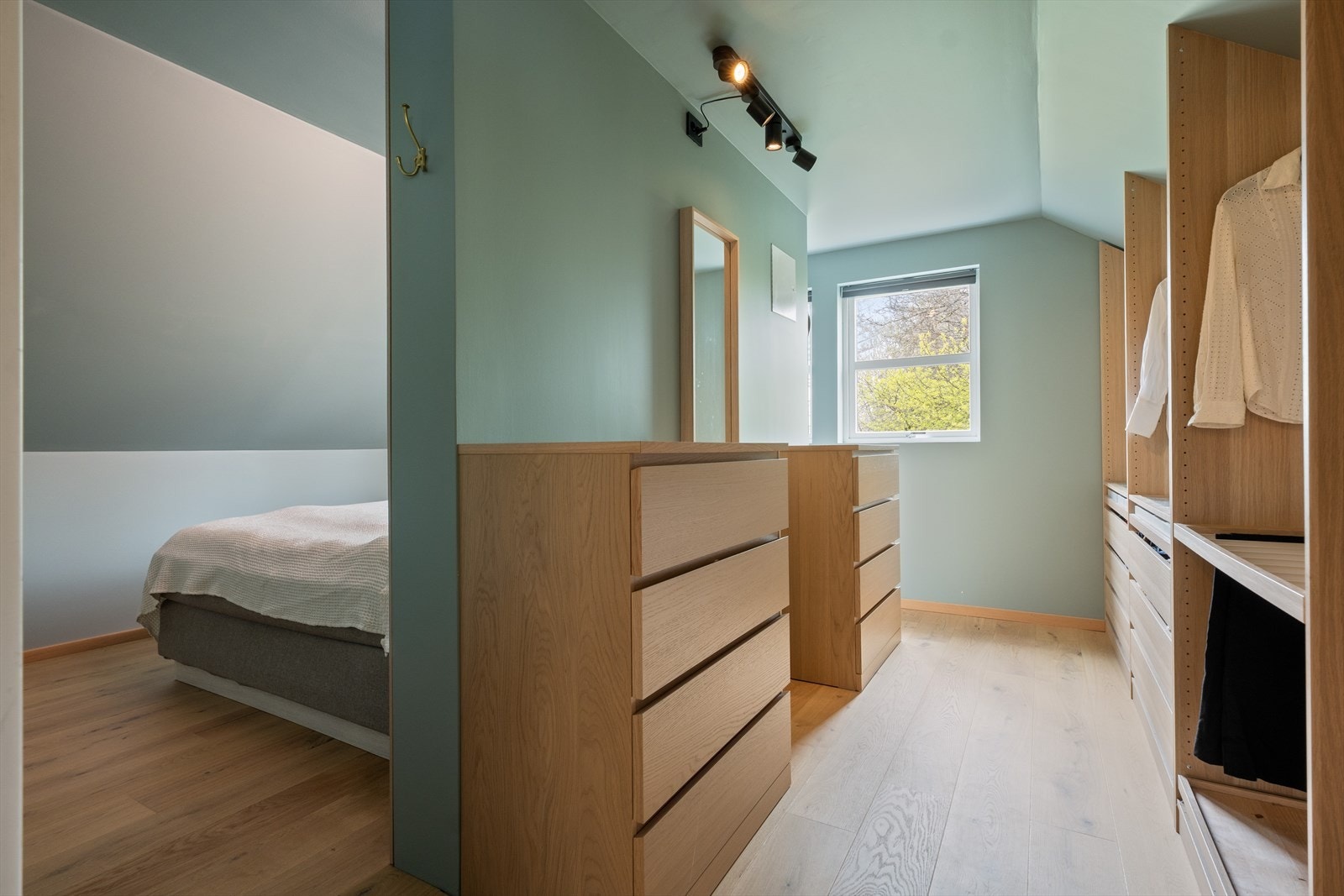 Garderoben har tilkomst fra begge sider av sengen. Galleribilde