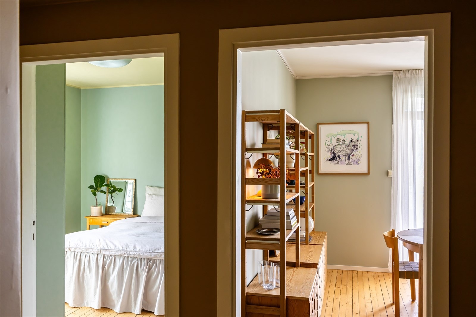 Boligen disponerer tre boder, herunder to kjellerboder på totalt 5 m² og én loftsbod på 7 m² (gulvareal ca. 11 m²). Samt felles sykkelbod. Galleribilde