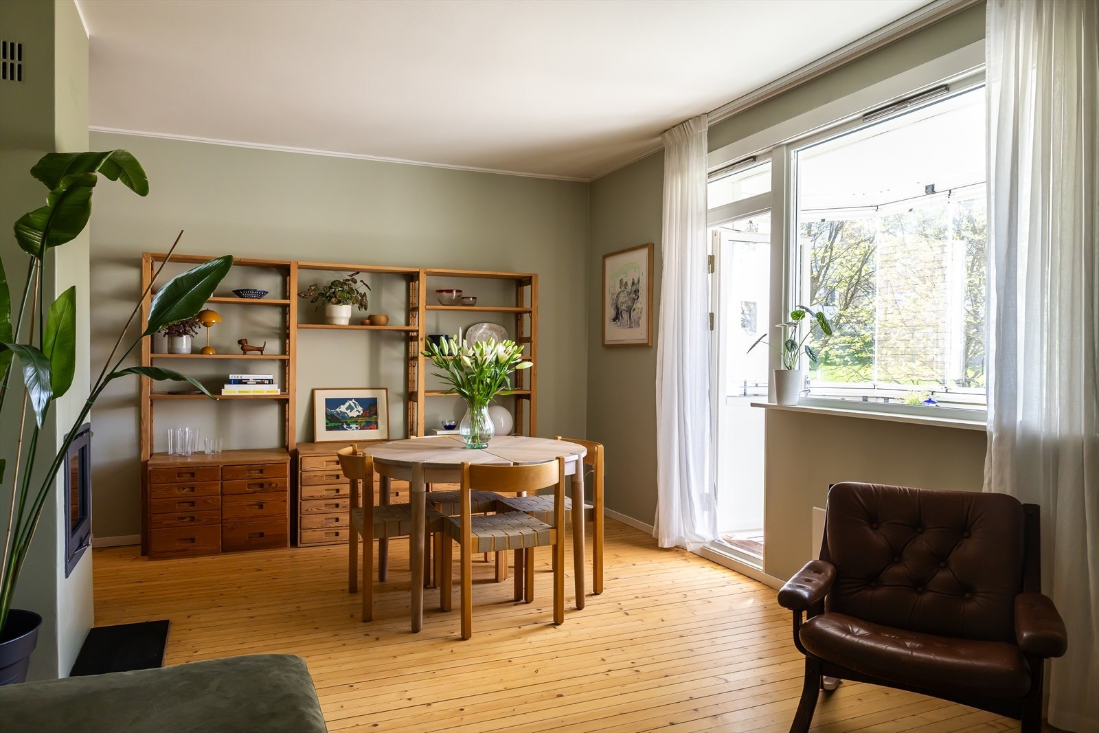 Lekker og lun peis med støpejernsinnsats som varmer godt på kalde vinterdager. Galleribilde