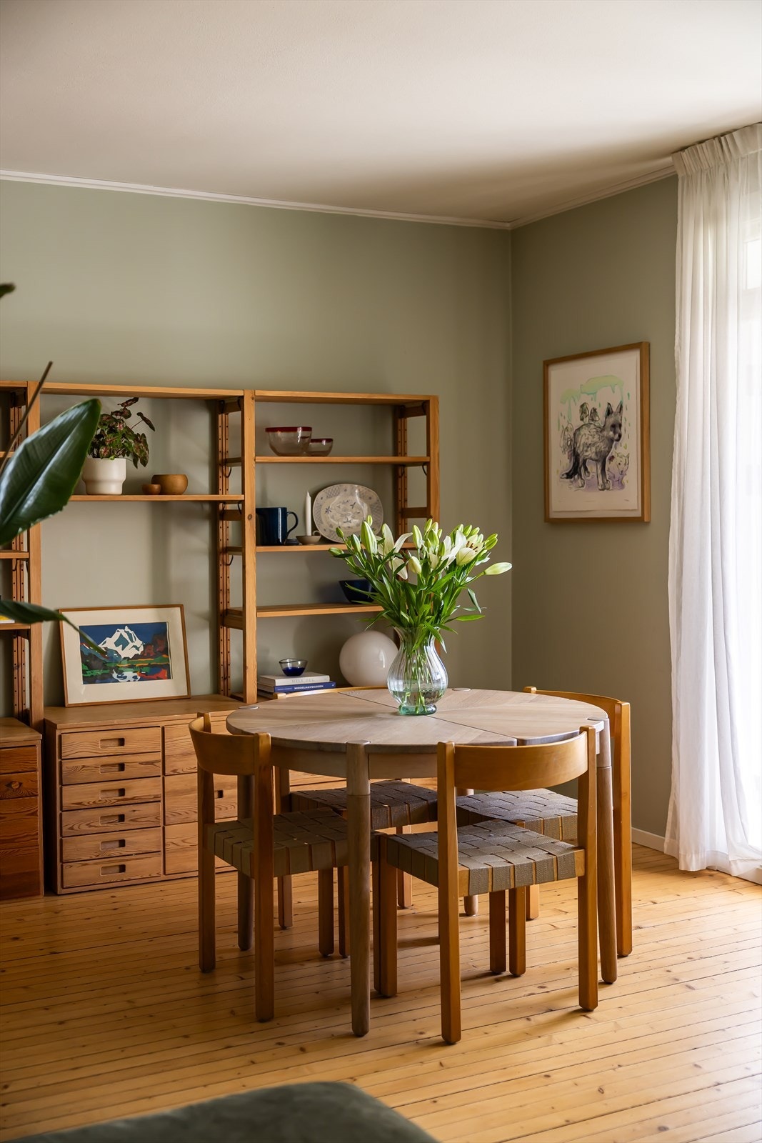 Rommet er malt i en tidløs og harmonisk nyanse, i likhet med resten av leiligheten. Galleribilde