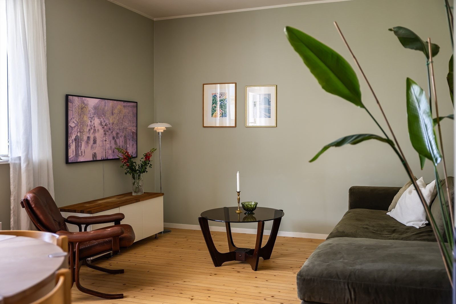 Fra stuen er det utgang til balkong, som fungerer som en naturlig forlengelse av rommet. Galleribilde