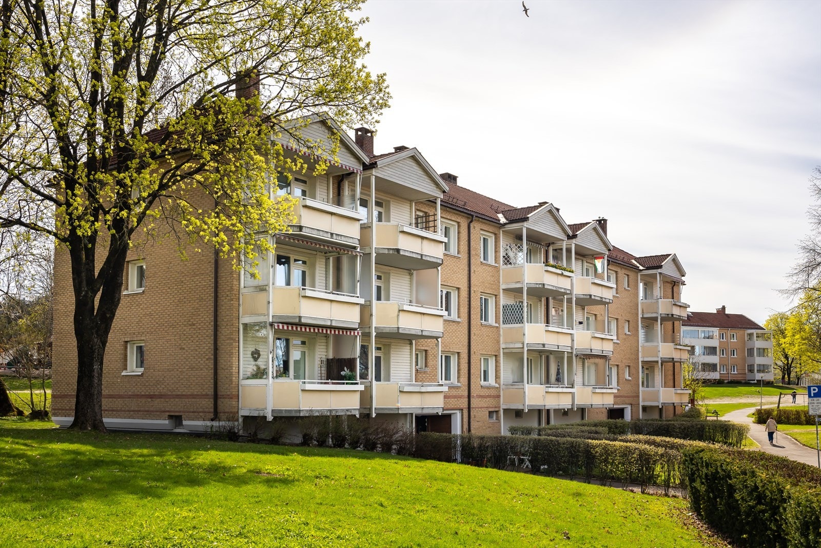 Fasade. Boligen egner seg ypperlig for deg som ønsker å bo sentralt men likevel skjermet og tilbaketrukket. Galleribilde