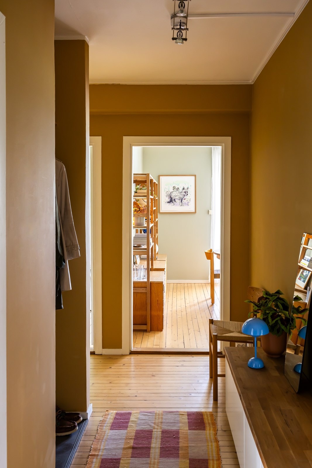 Velkommen inn! Entréen er innbydende og luftig med garderobenisje. Galleribilde