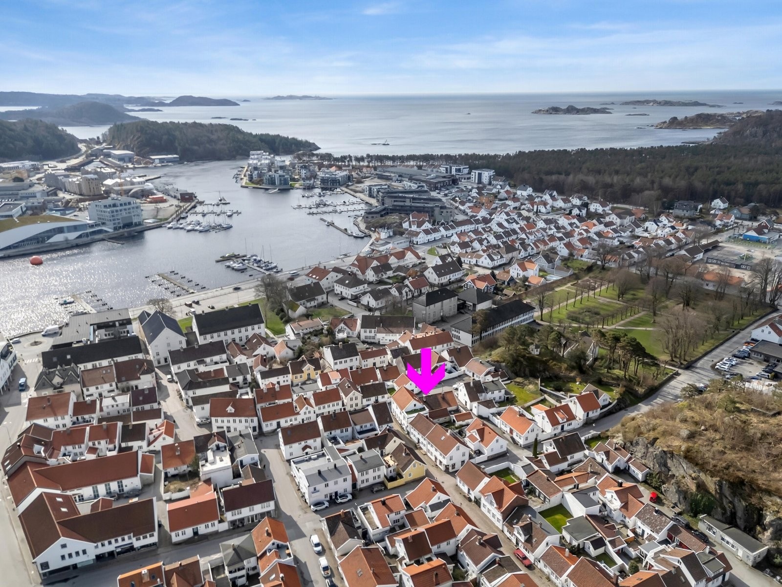 Sentral beliggenhet på Støkkan med gangavstand til Gågata, skoler, idrettsanlegg og Furulunden med sine mange strender og turmuligheter. Galleribilde