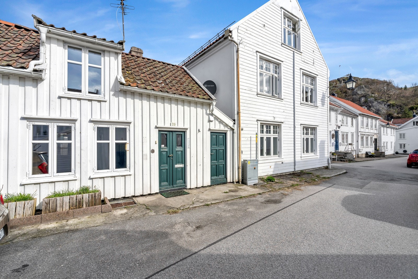 Boligen ligger i blindvei i sjarmerende omgivelser. Galleribilde