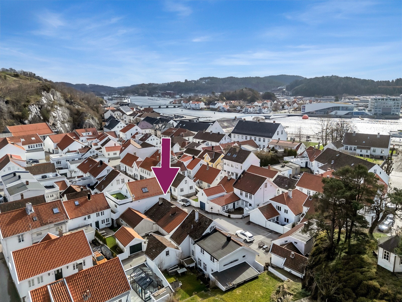 Fra boligen er det kort gange til Mandal sentrum med en rekke kafeer, restauranter, butikker, Alti-senteret og Buen kulturhus. Galleribilde