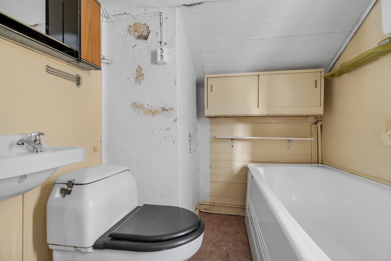 Badet må totalrenoveres. Galleribilde
