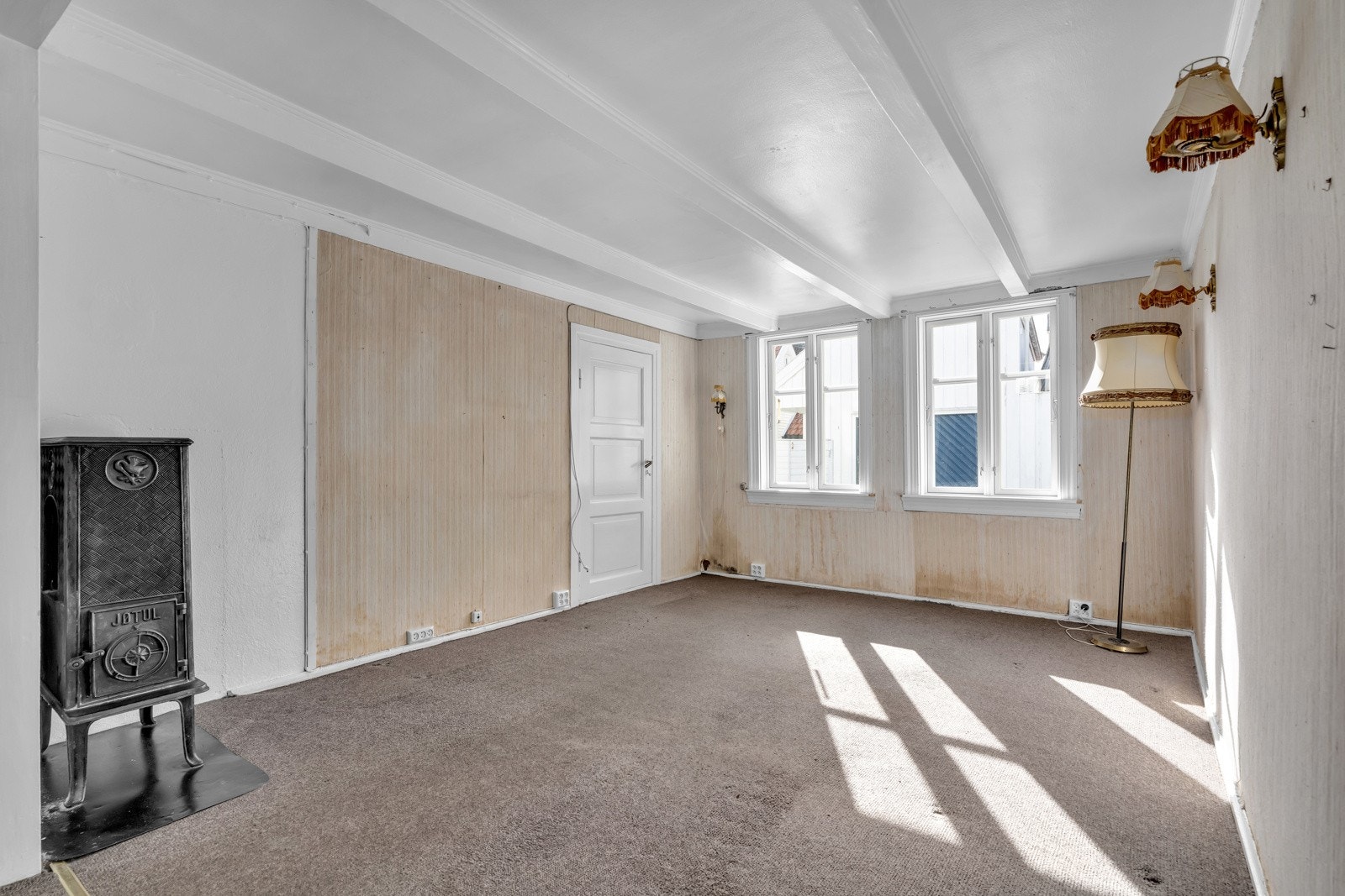 Stuen er av en god størrelse med vinduer ut mot en koselig og stille gate. Galleribilde