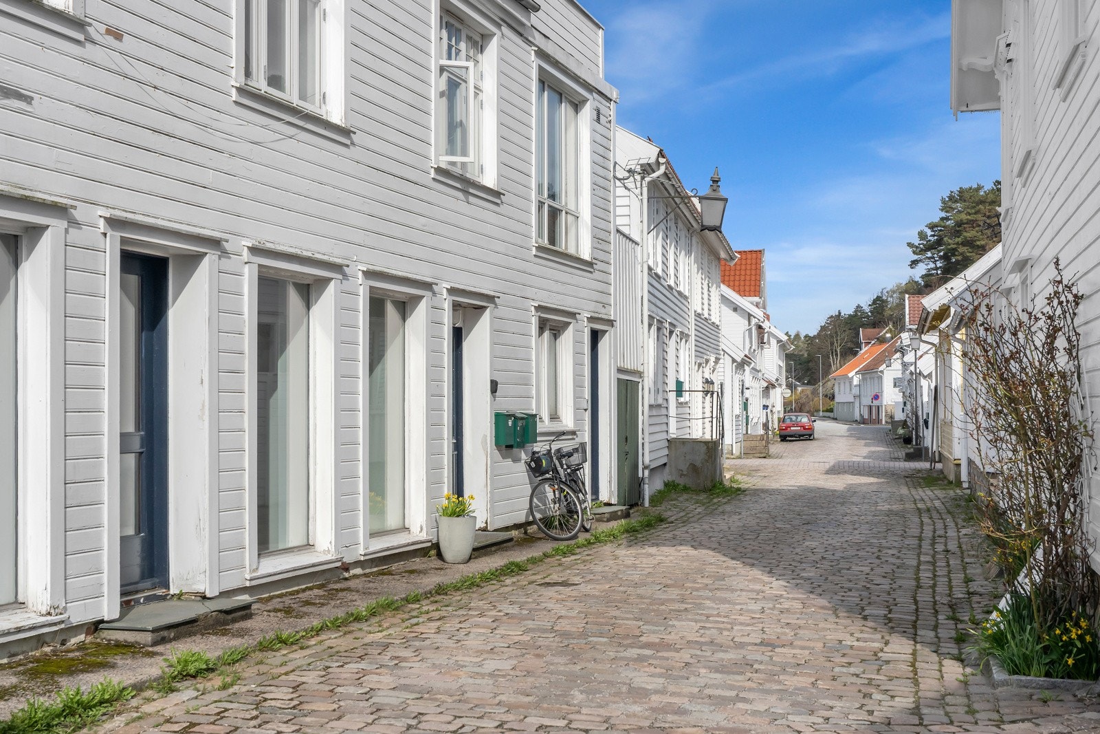 Boligen ligger i trehusbebyggelsen på Støkkan hvor bebyggelsen er kjent for å være godt vedlikeholdt med fokus på historiske detaljer. Galleribilde