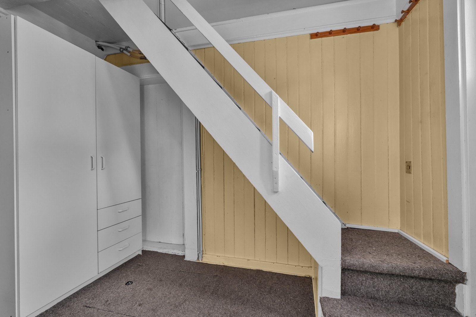 Fra vindfanget er det adkomst til utvendig bod og trapp opp til 2. etasjen. Galleribilde