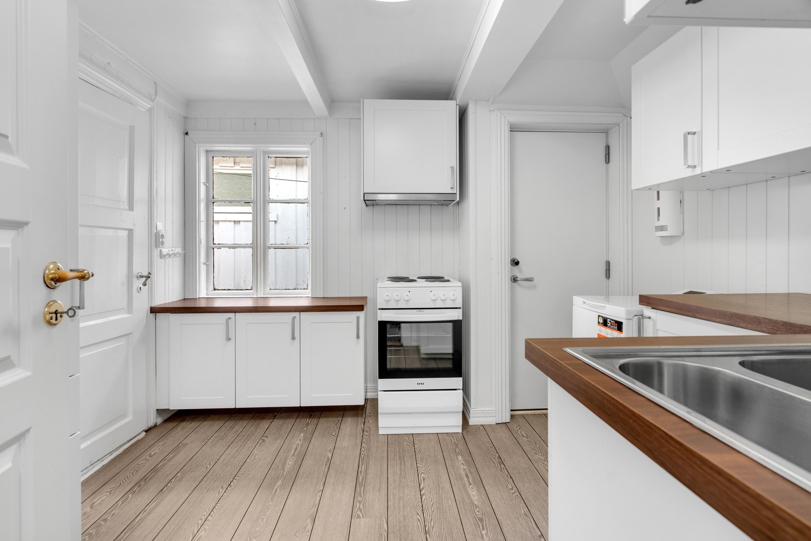 Boligen har påbegynte renoveringer med nyere oppusset kjøkken (ca 2014) og bad (ukjent alder). Galleribilde