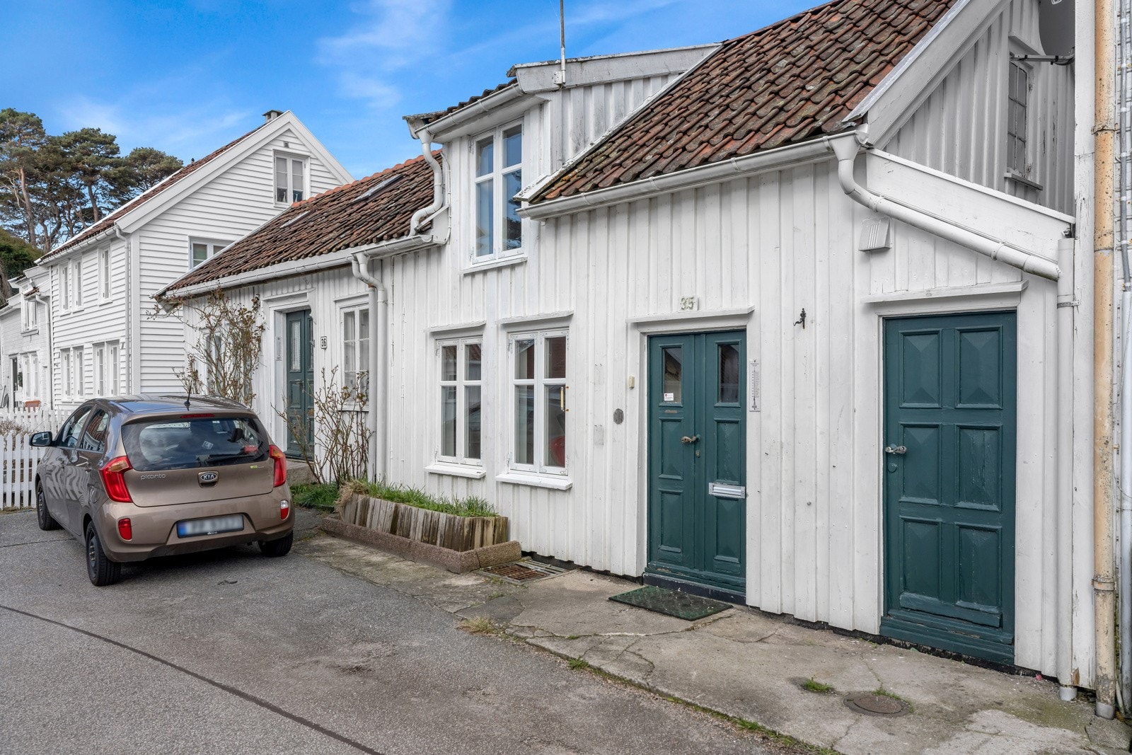 Koselig inngangsparti med praktisk utvendig bod. Galleribilde