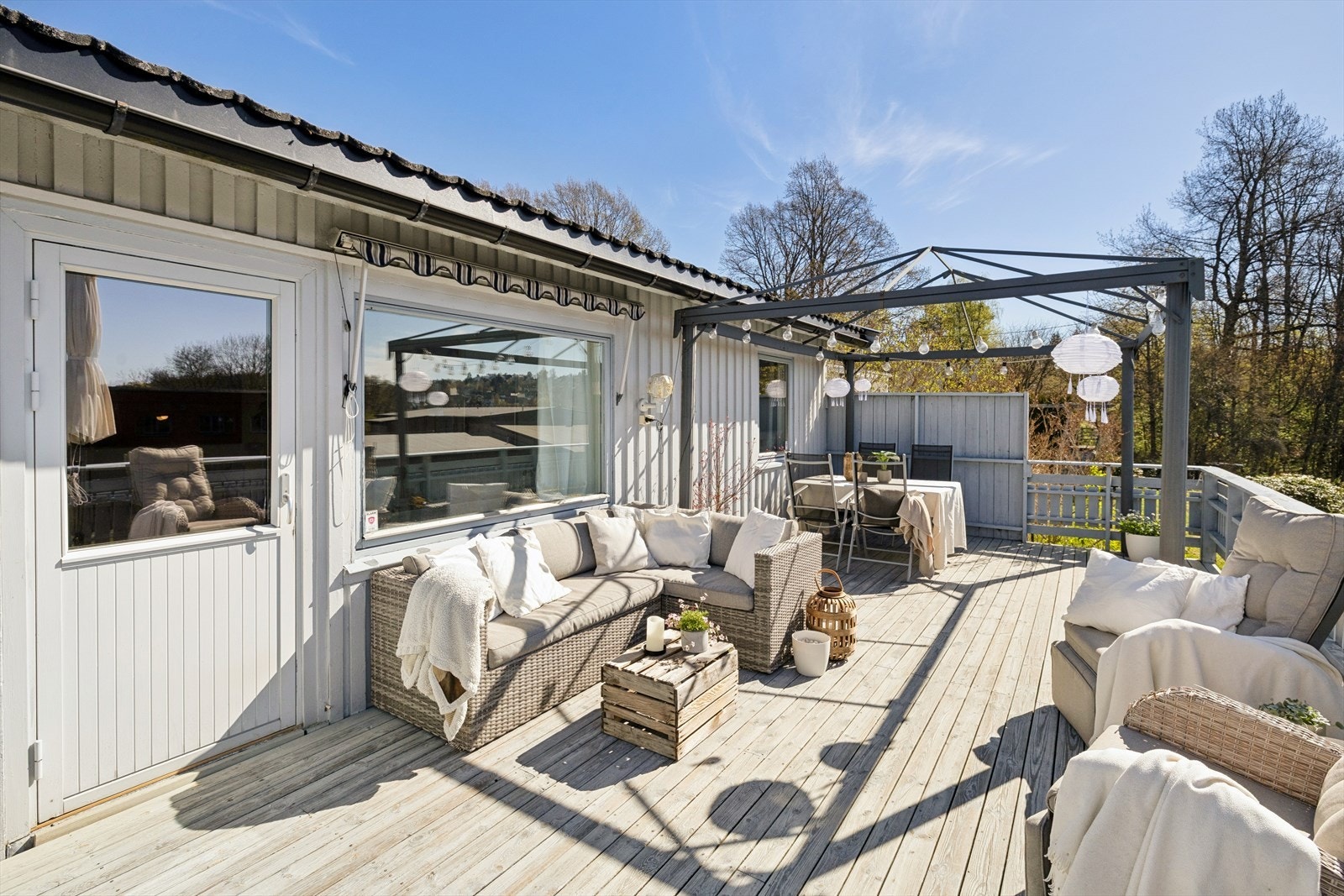 Solrik terrasse med god plass til møblement. Galleribilde