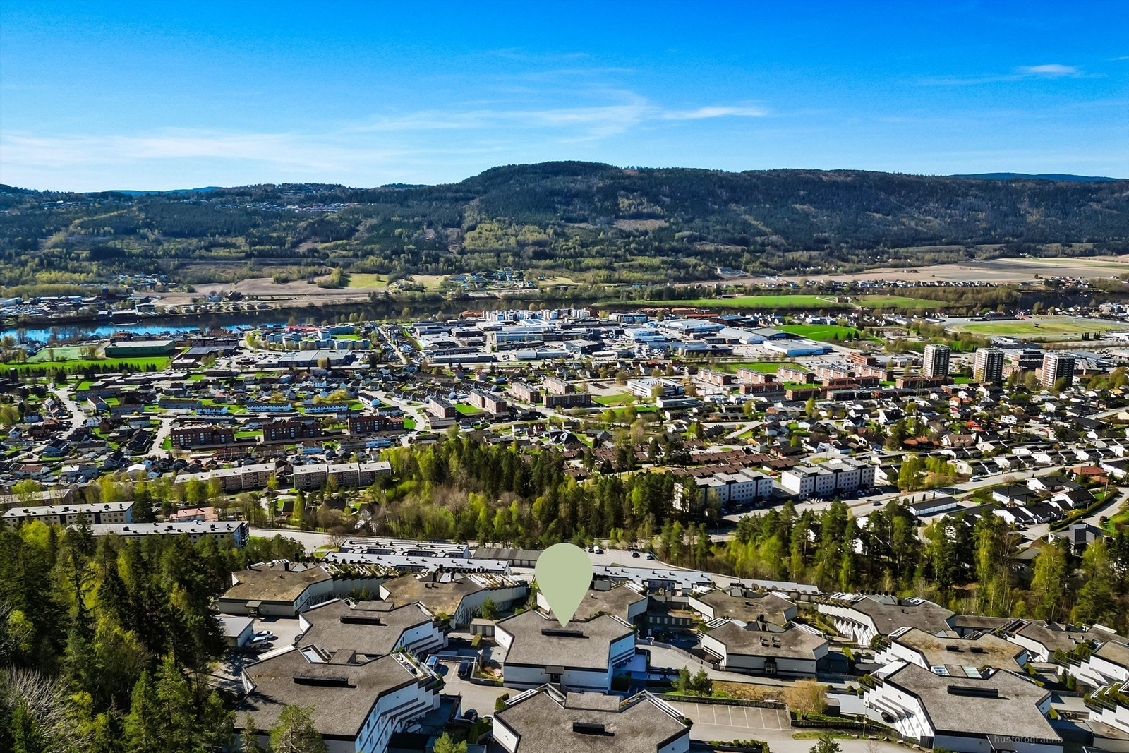 Her bor du med umiddelbar nærhet til Drammensmarka, med turstier, lysløyper og Skimore Drammen bare 1 km unna. Galleribilde