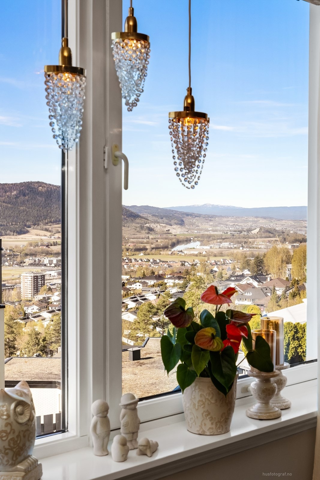 Fra leilighetens vinduer er det en flott utsikt over Drammensdalen og Eikerbygdene. Galleribilde