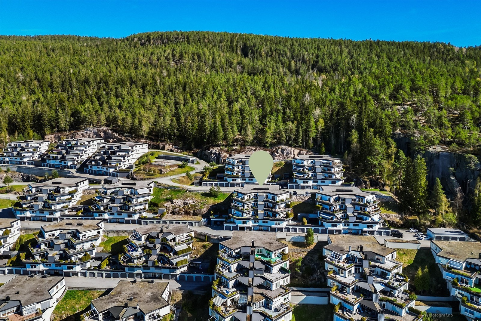 Bebyggelsen i området er terrassert, noe som sikrer gode sol- og utsiktsforhold for de fleste boligene. Galleribilde