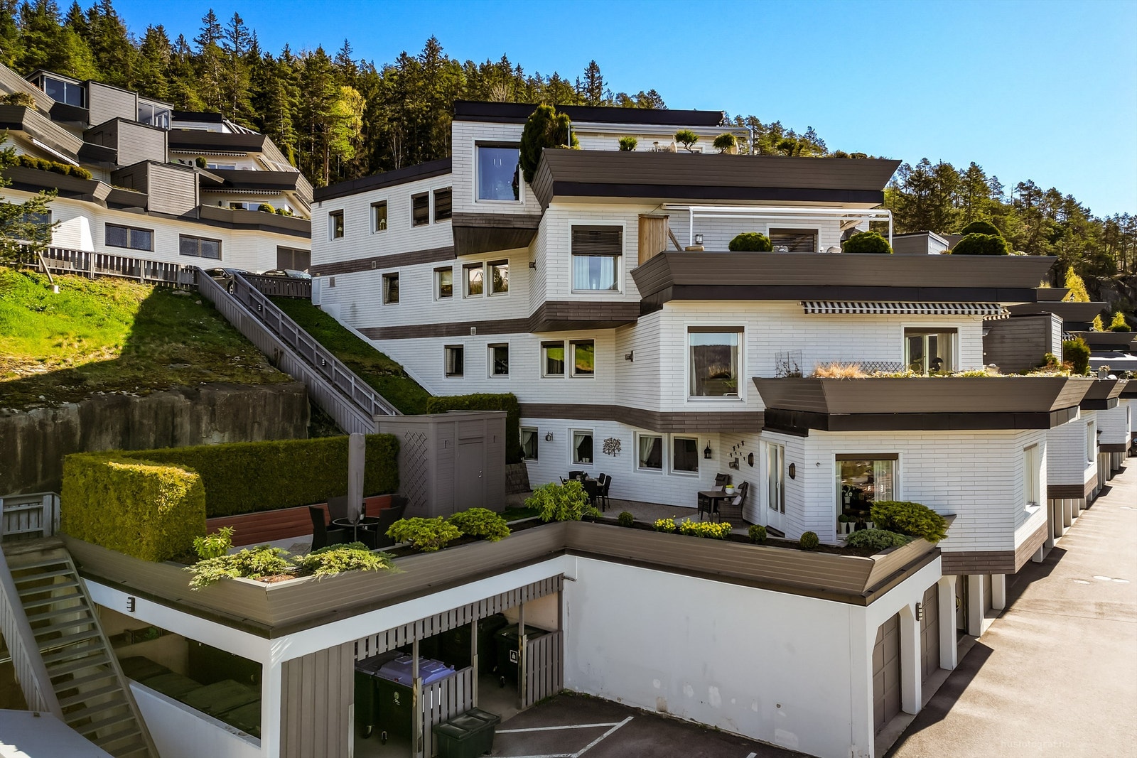 Dette er en romslig eierleilighet som kombinerer leilighetslivets bekvemmelighet med en privat uteplass på hele 94 kvm.
Foto: Haiman Askari Galleribilde