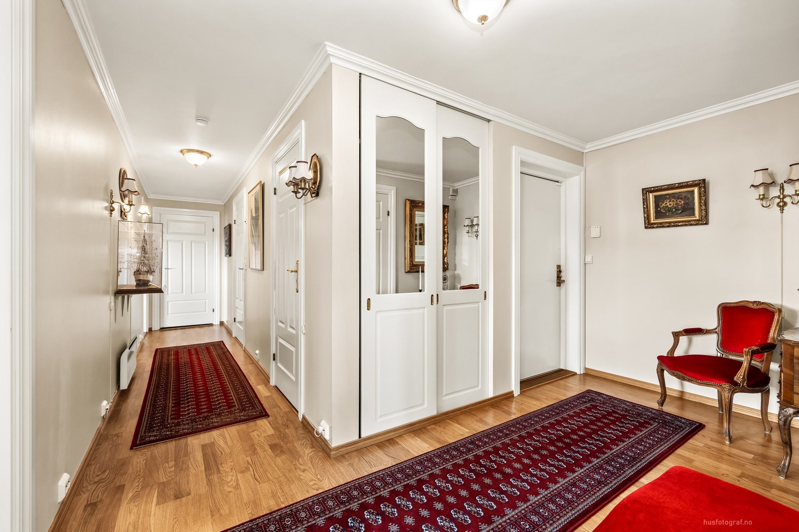 En innbydende entré og gang med parkett på gulv og god plass til garderobeløsning. Galleribilde