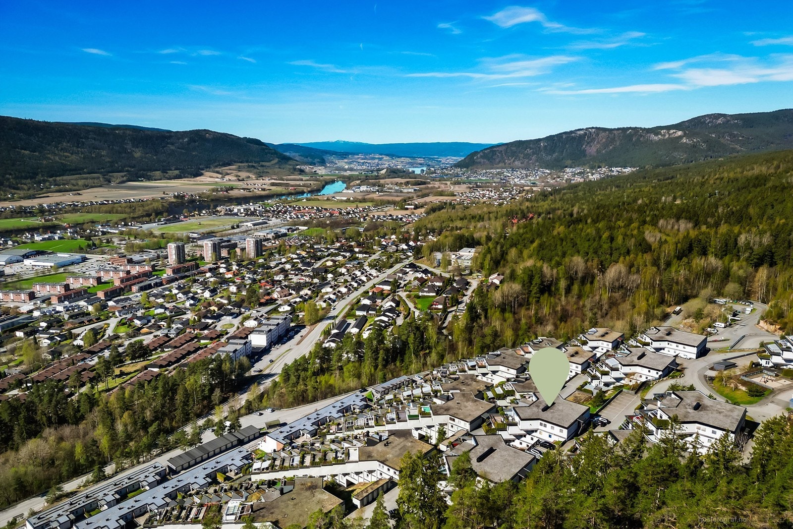 Beliggenheten er attraktiv og rolig, helt opp mot Drammensmarka. Her har du tilgang til flott turterreng og rekreasjonsmuligheter, sommer som vinter.
Foto: Haiman Askari Galleribilde