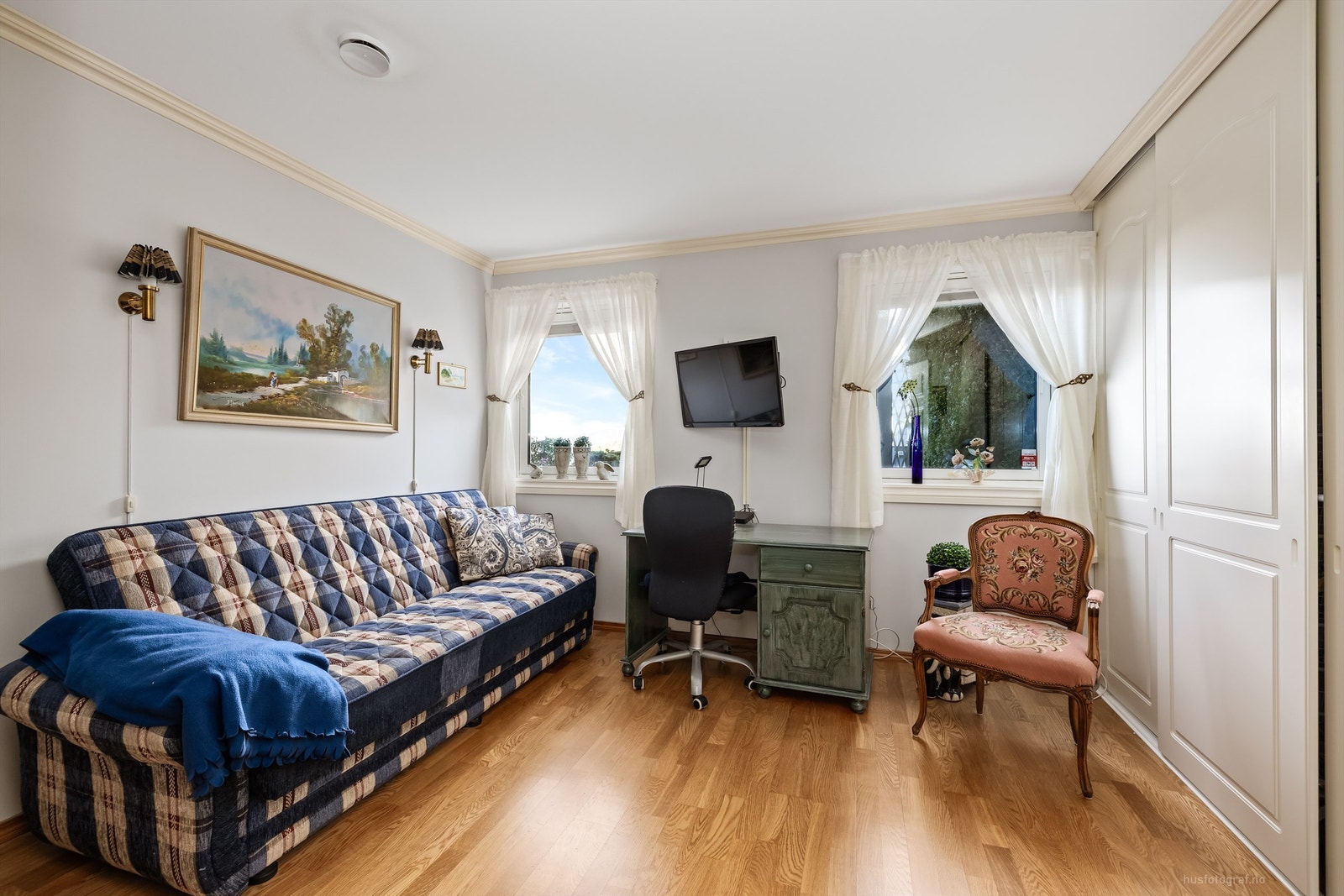 Det andre soverommet er også av god størrelse, og egner seg utmerket som barnerom, gjesterom eller kontor. Opprinnelig byggemeldt som to soverom. Galleribilde