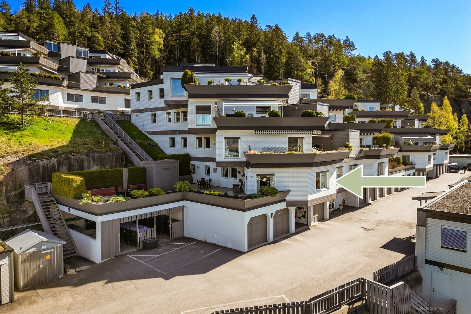 Leiligheten ligger i bygningens 2. etasje, som er første boligetasje, med enkel adkomst via felles trappeoppgang. Galleribilde