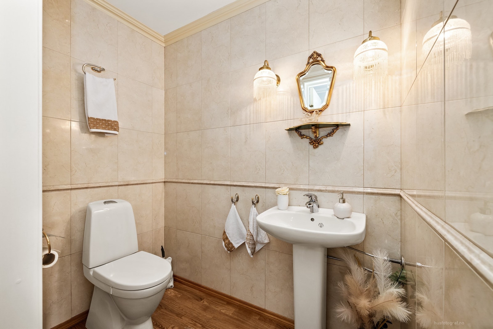 I tillegg til badet har leiligheten et praktisk, separat toalettrom med flislagte vegger. Galleribilde