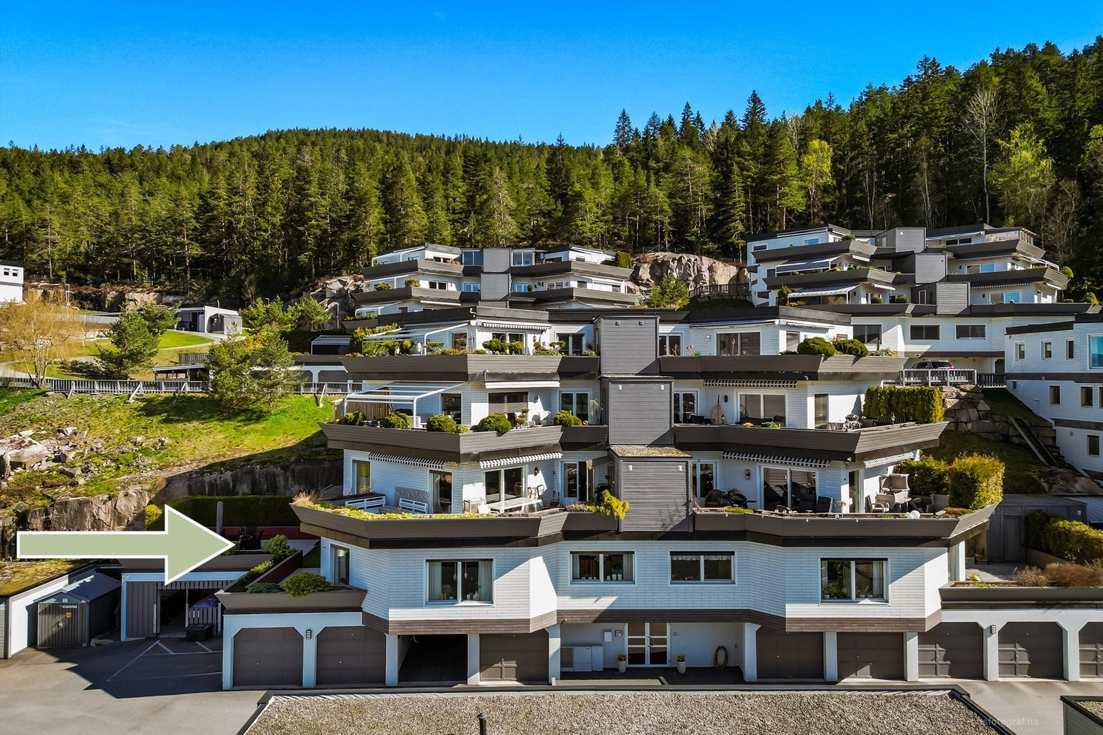 Medfølgende parkeringsplass på 16 kvm i felles garasjerekke (i nabobygg). Galleribilde