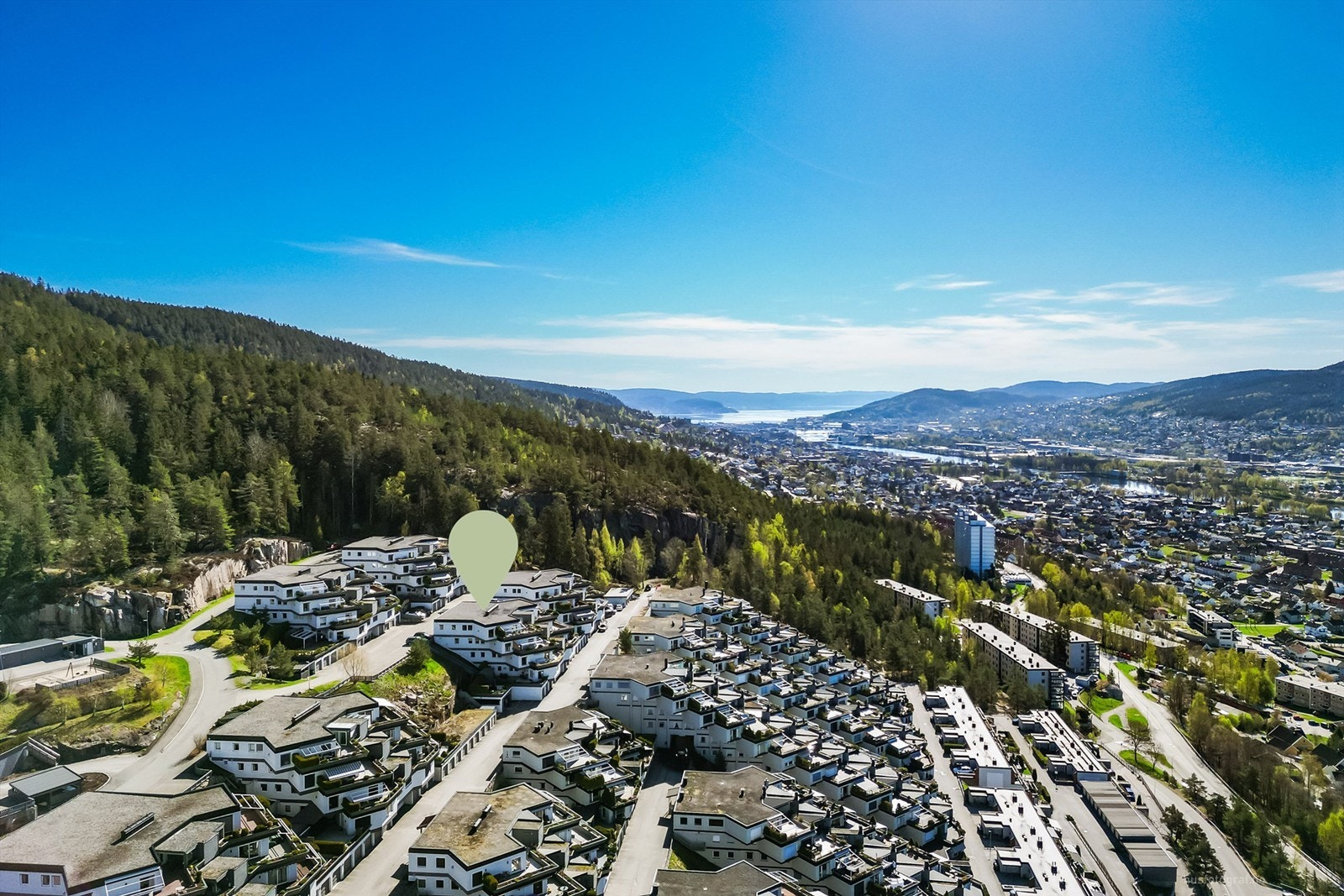 Med sin høye og frie beliggenhet har man en storslått utsikt over Drammensdalen. Galleribilde