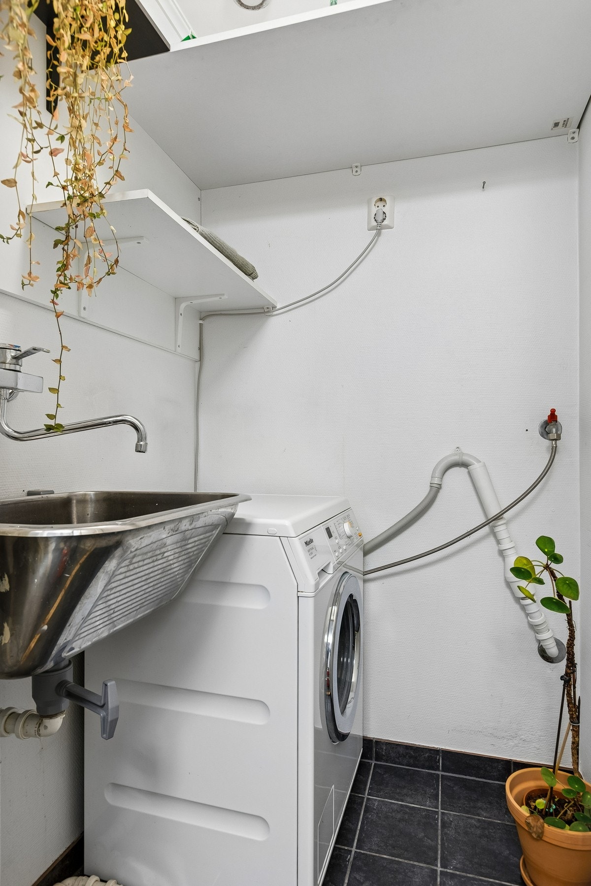 I tillegg har boligen et separat vaskerom med opplegg for vaskemaskin og praktisk utslagsvask. Galleribilde