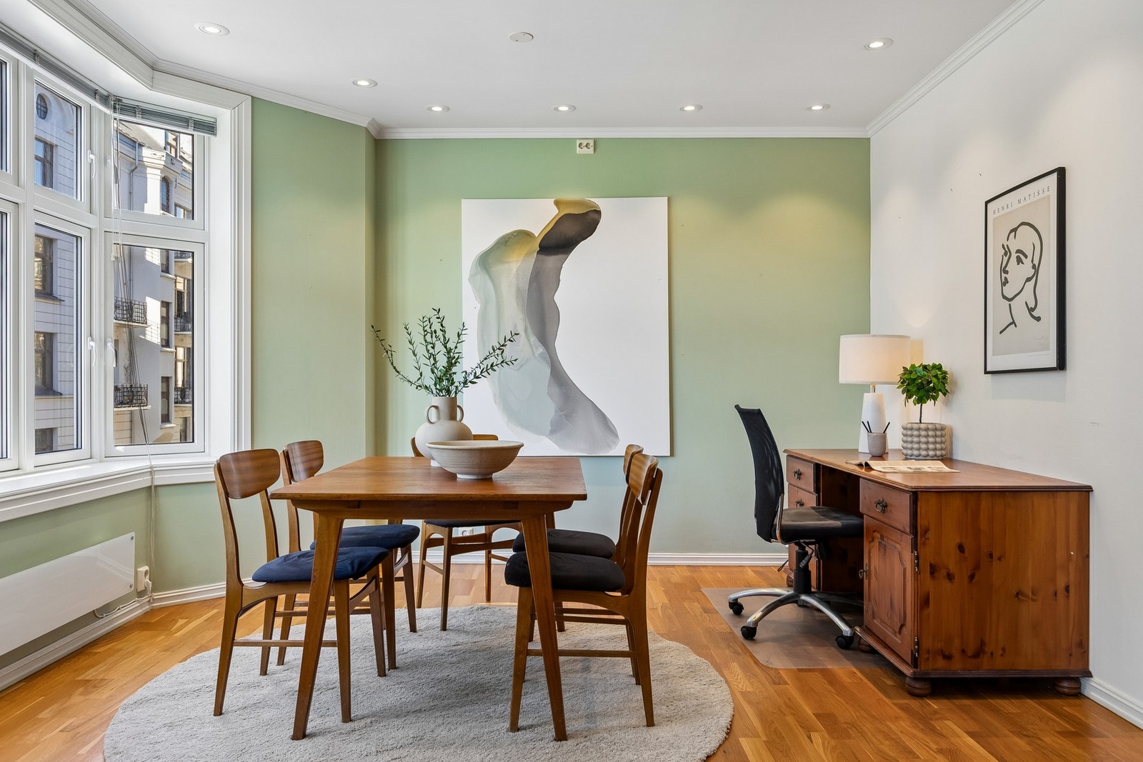 I tillegg er det i 2025 utført oppgraderinger av det elektriske anlegget med nye LED-kompatible downlights, samt spyling av avløpsrør i hele bygget. Galleribilde