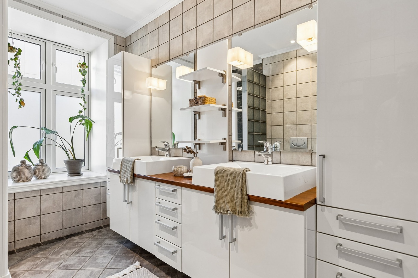 Flislagt bad på ca. 6,5 m² med gulvvarme. Galleribilde