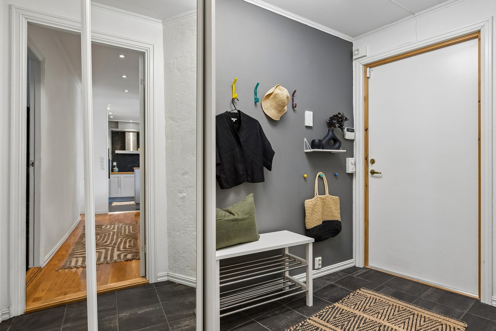 Praktisk entré med gode oppbevaringsmuligheter i integrert garderobeskap, som gir en ryddig og funksjonell løsning for yttertøy og sko. Galleribilde