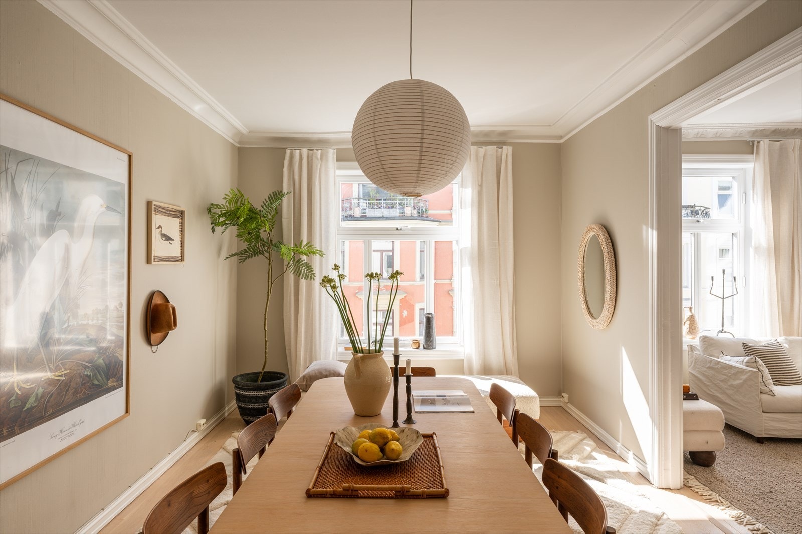 Spisestuen er av god størrelse med god plass til langt spisebord, vitrineskap, skjenk m.m. Galleribilde