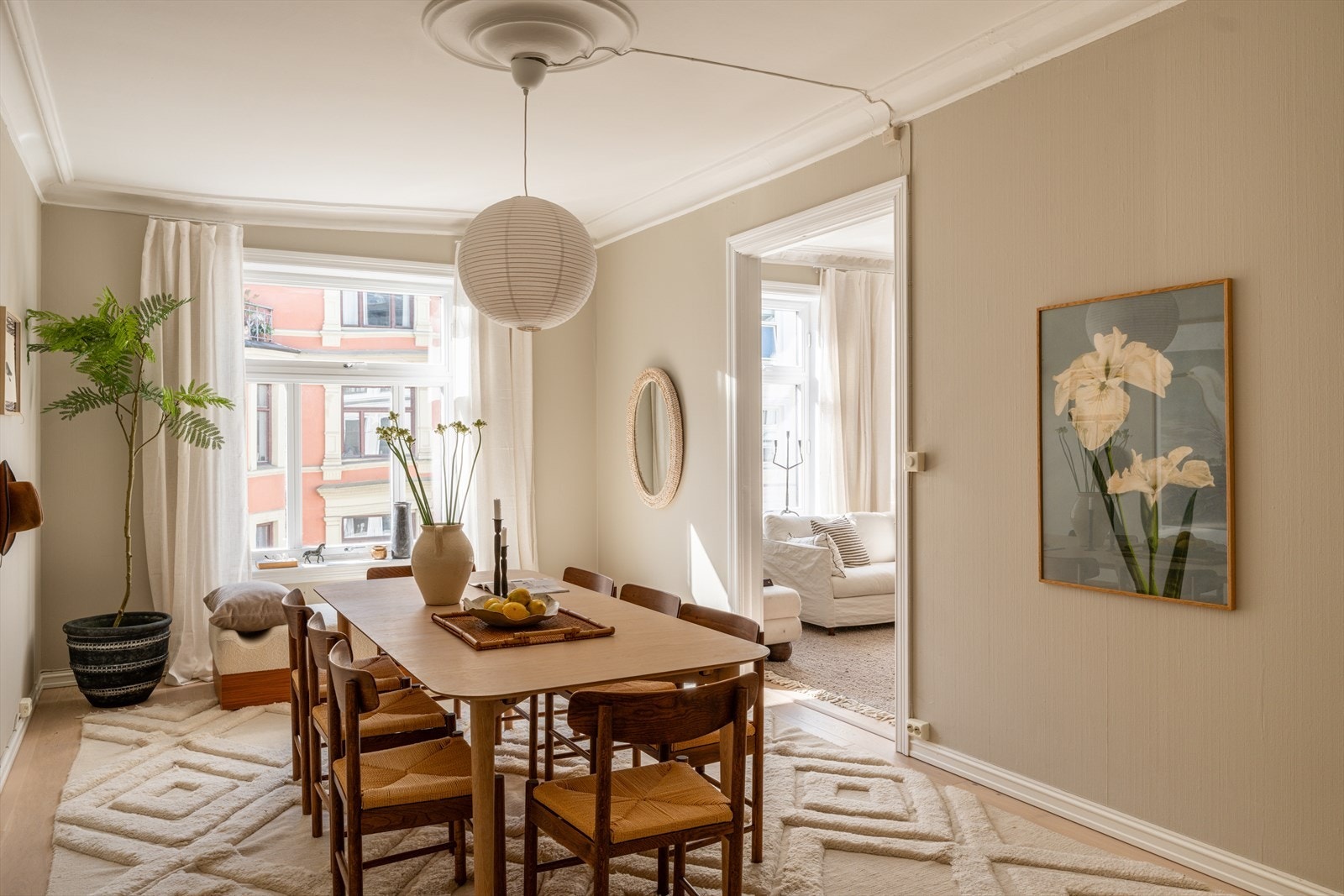 Leiligheten er gjennomgående, med mange store vindusflater. Galleribilde