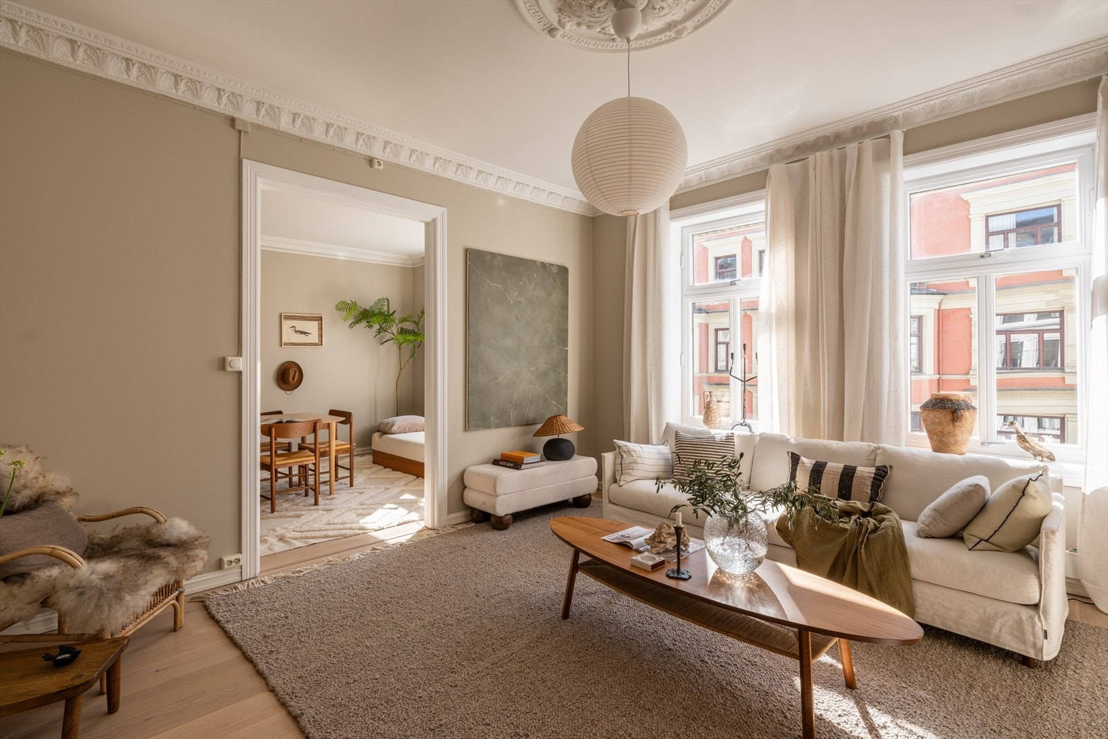 Boligen ligger i byggets 3. etasje i klassisk gård fra 1904, mitt i hjertet av Frogner med et rikt utvalg av butikker, caféer og restauranter i umiddelbar nærhet. Galleribilde