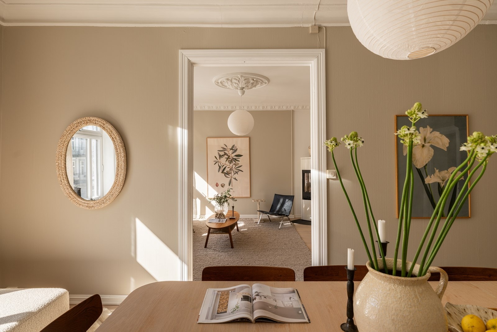 Det er laget en stor åpning mellom stuene. Galleribilde