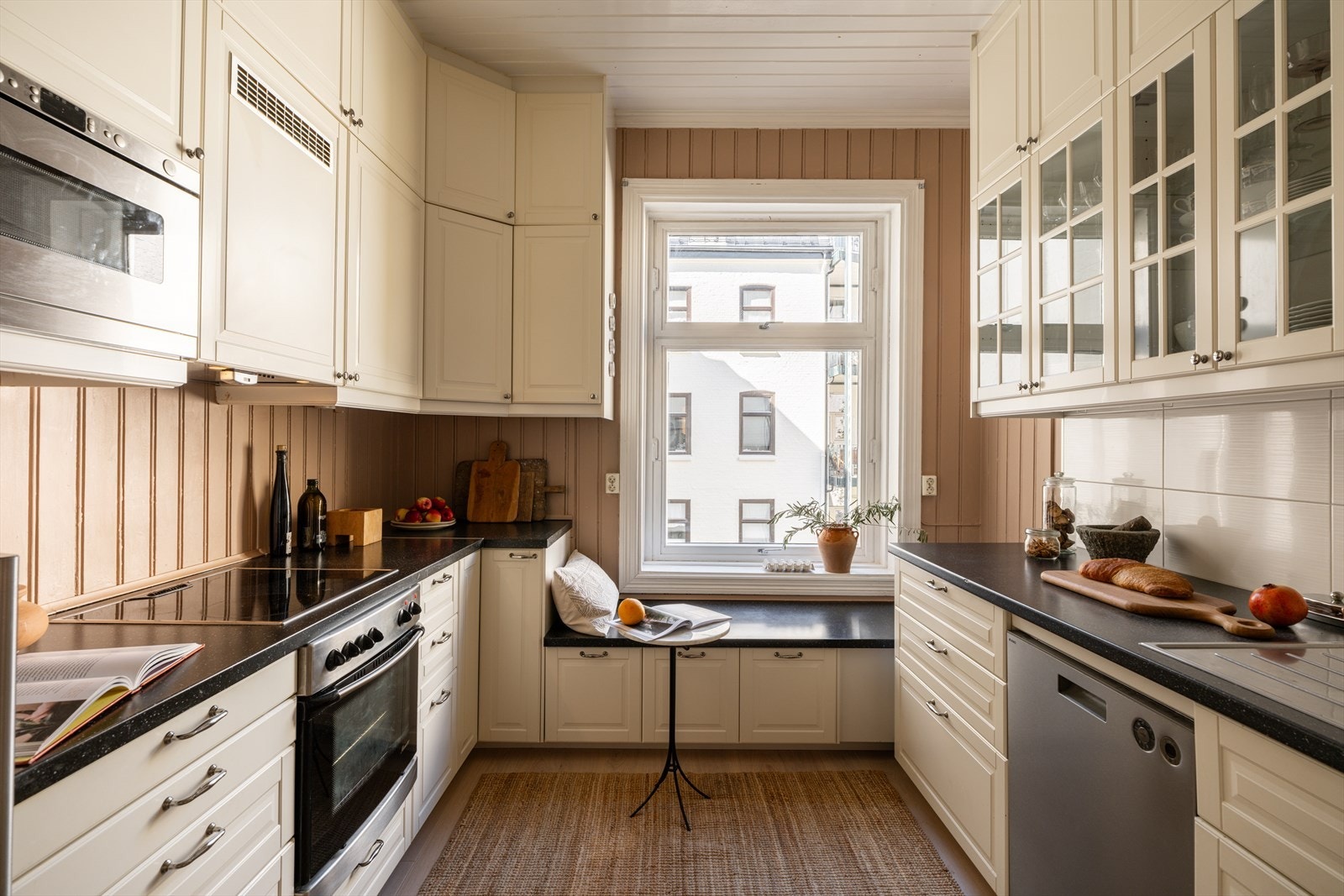 Leiligheten ligger i et eget rom og vender i sin helhet mot bakgård. Stort vindu slipper inn godt med naturlig lys. Galleribilde