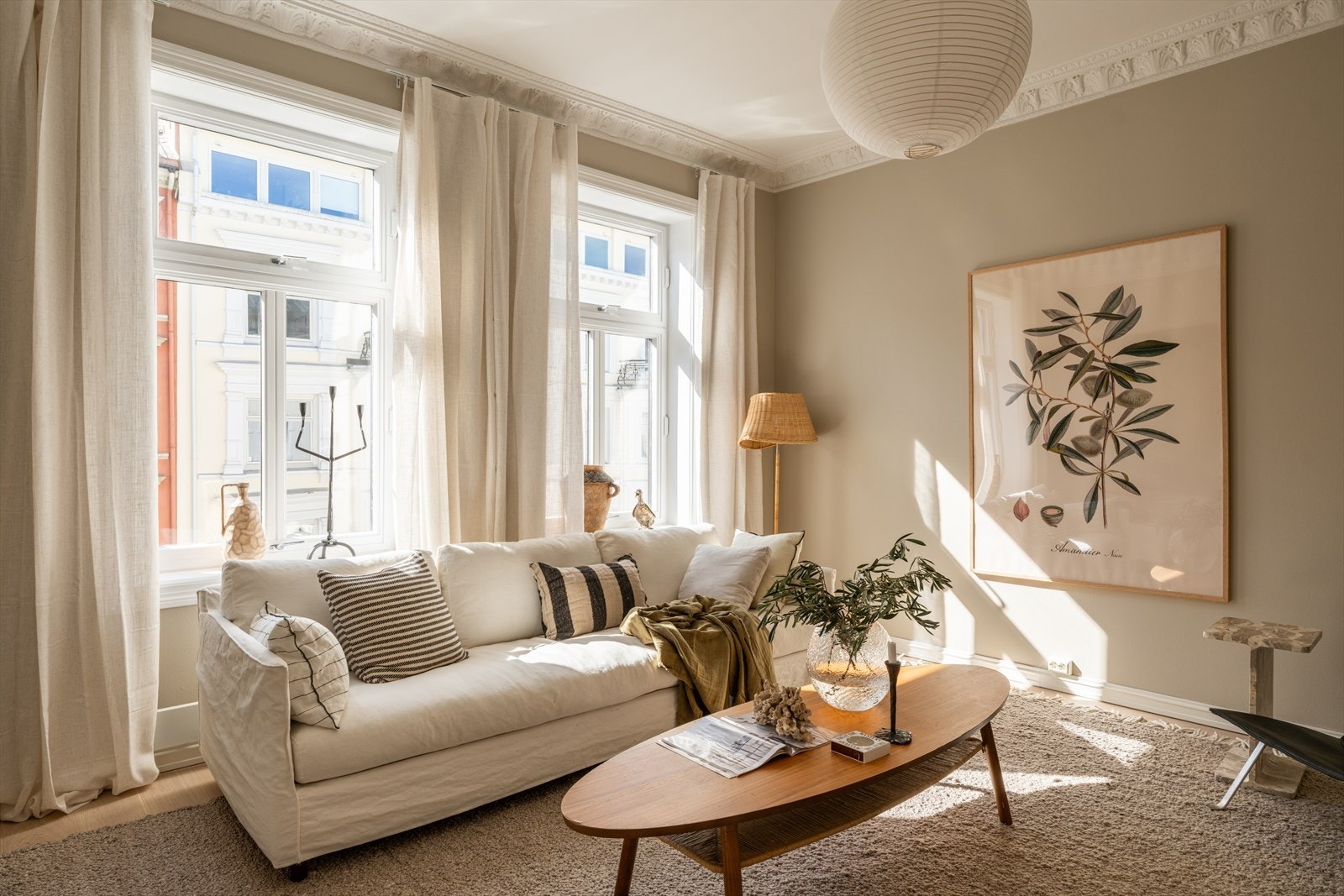 Også dette rommet har store vindusflater og generøs takhøyde på opp mot 3 meter. Galleribilde