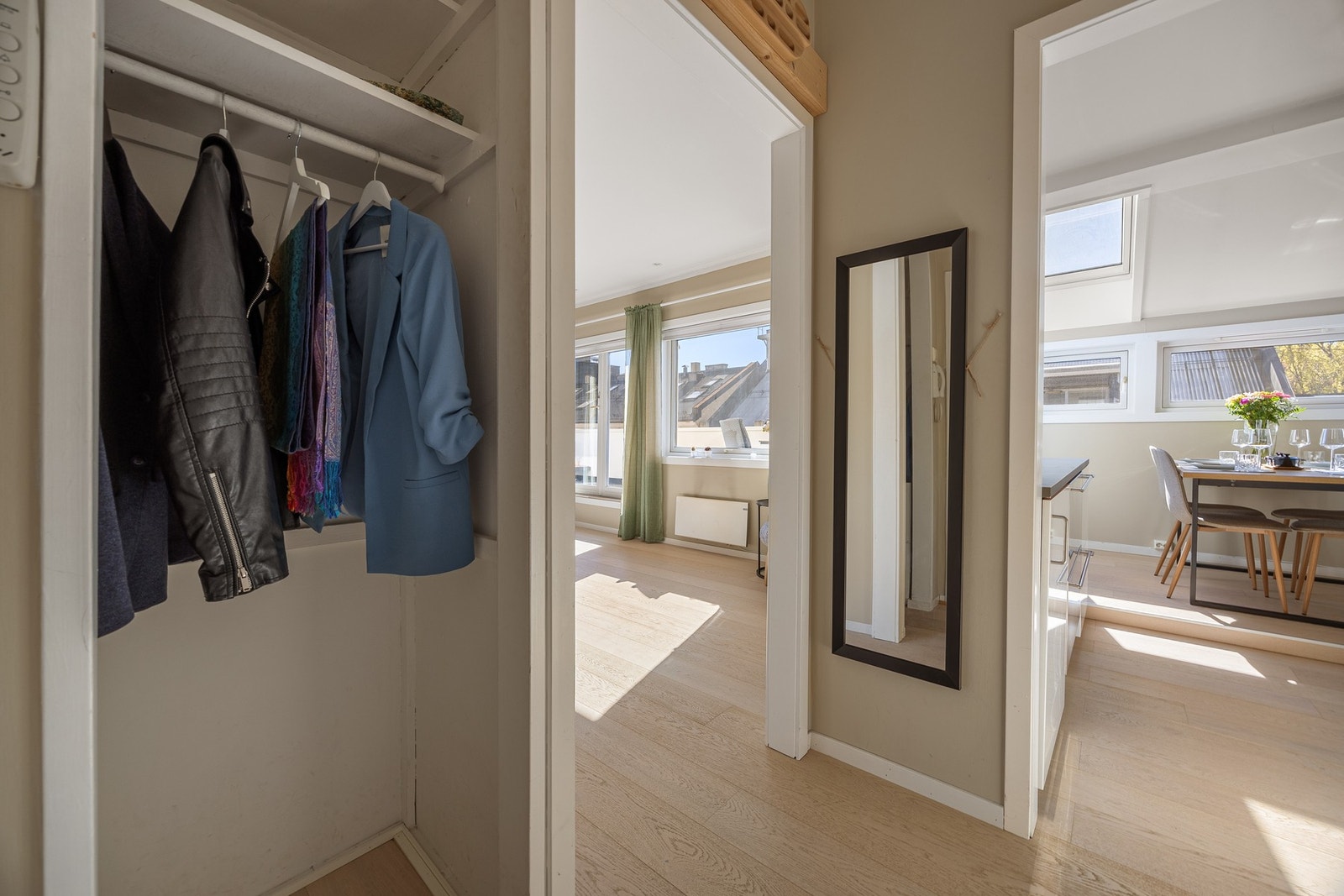 Funksjonell entré med plass for klesoppheng og oppbevaring av sko. Galleribilde