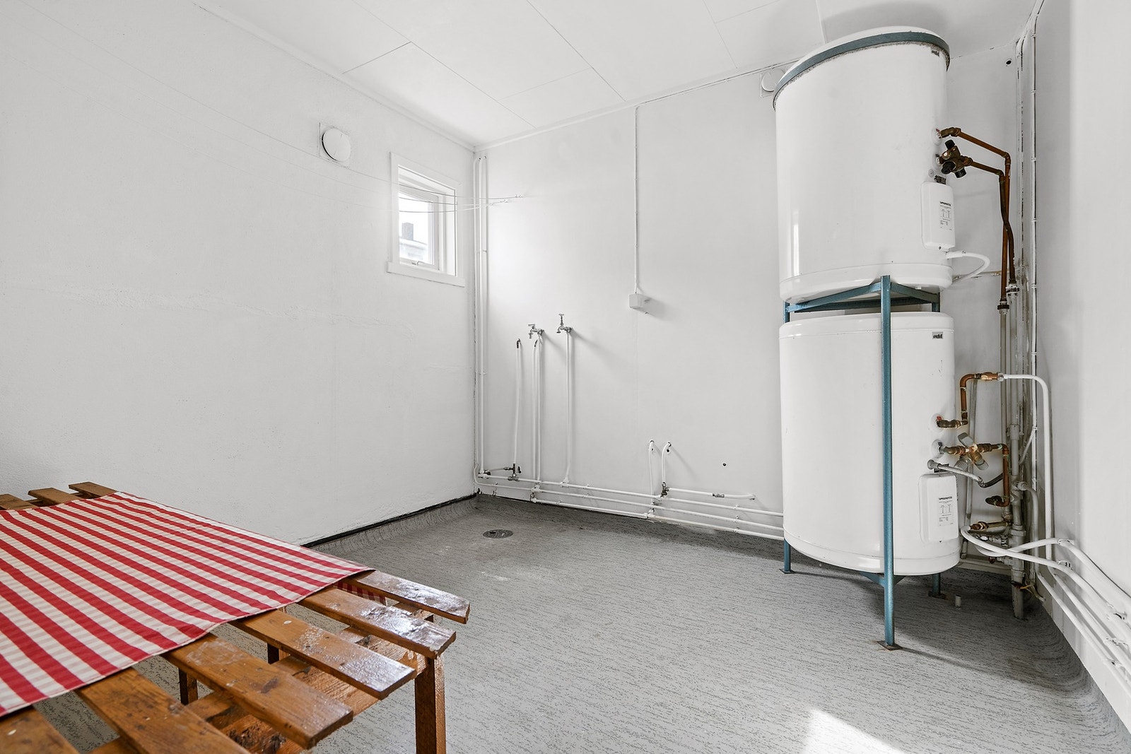 Eget vaskerom i underetasjen. Boligen har to varmtvannstanker, hver på 144 liter, fra 1985. Galleribilde