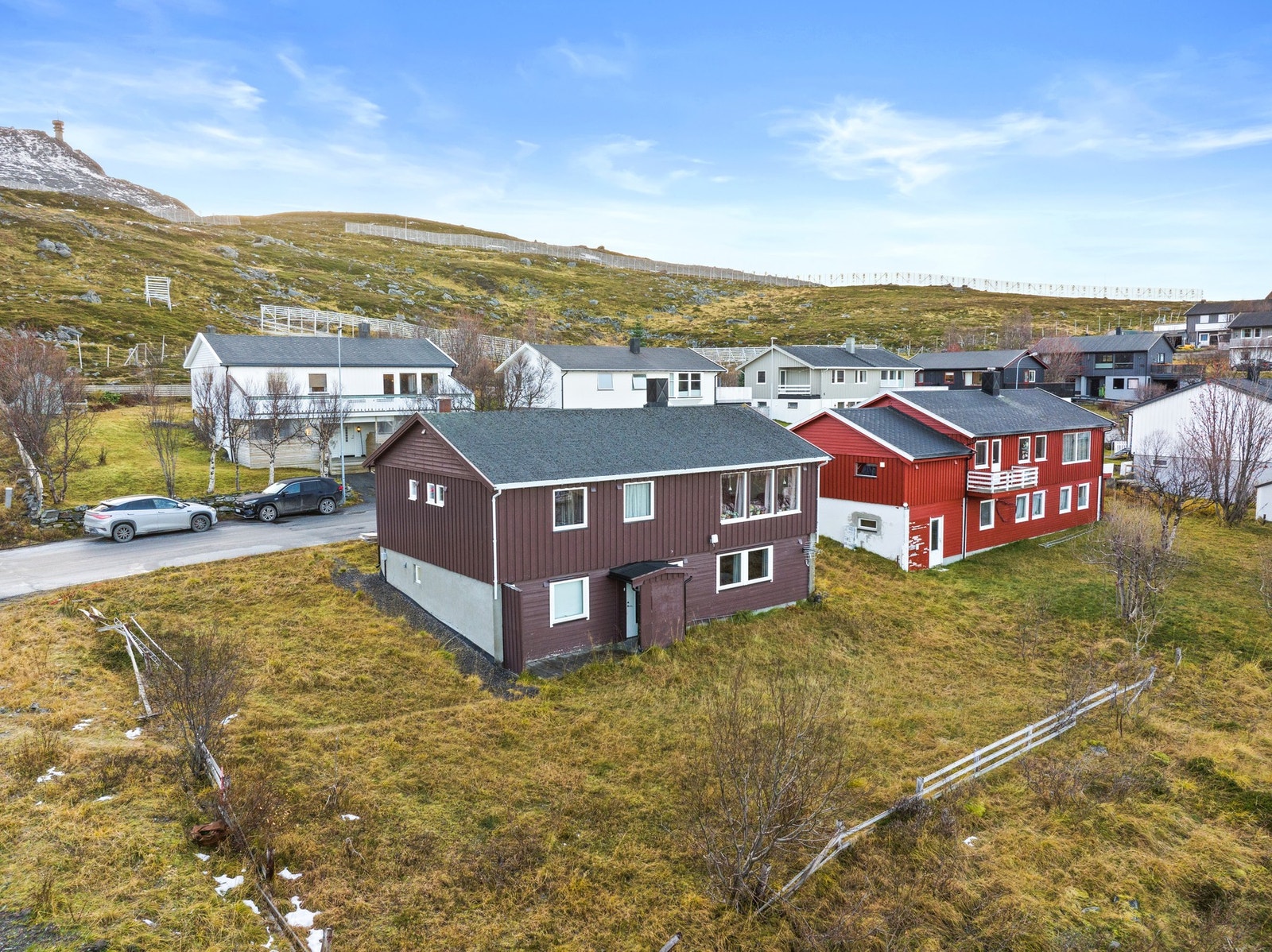 Enebolig fra 1971 som er innredet med en hoveddel i første etasje og en egen leilighet i underetasjen. Galleribilde