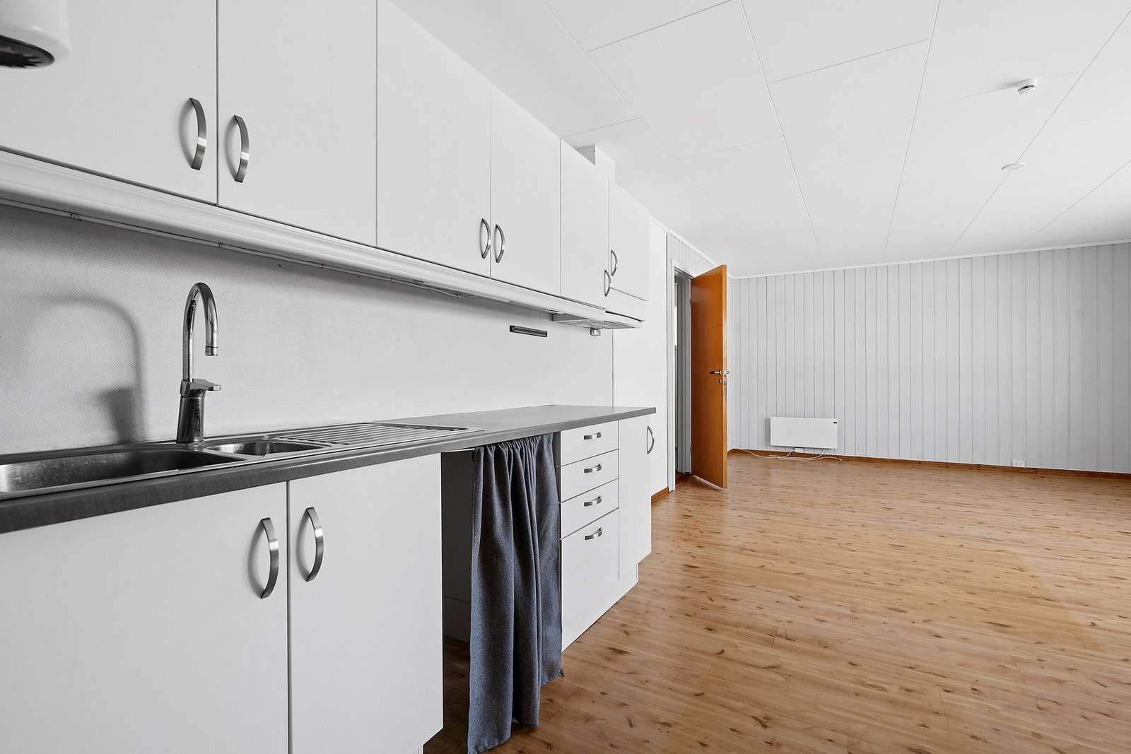 Kjøkkeninnredningen i leiligheten er fra midten av 2010-tallet og har glatte fronter. Galleribilde