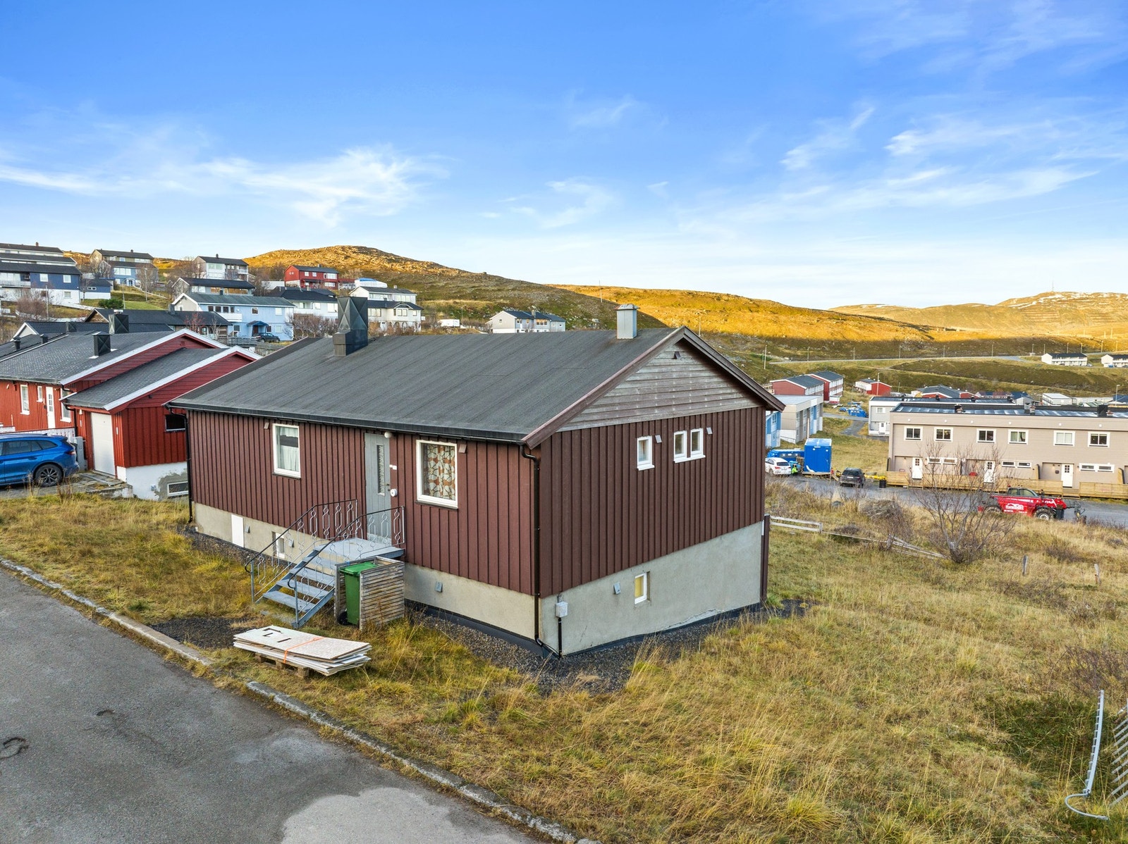 Eiendommen ligger i et skrånende terreng. Drenering og fuktsikring av grunnmuren ble fornyet rundt 2016. Galleribilde
