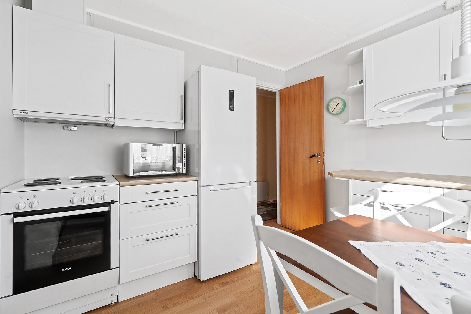 Kjøkkenet er utstyrt med frittstående hvitevarer og har kjøkkenventilator med avtrekk ut over tak. Galleribilde